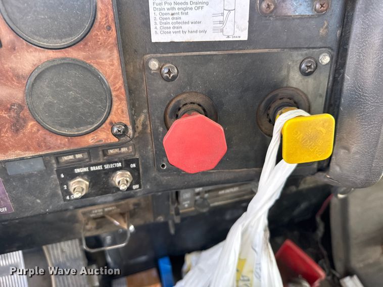 image for item FB7148 1994 International 9400 semi truck