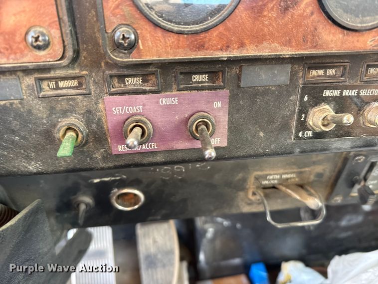 image for item FB7148 1994 International 9400 semi truck