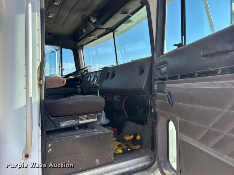 image for item FB7148 1994 International 9400 semi truck