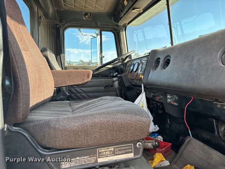 image for item FB7148 1994 International 9400 semi truck