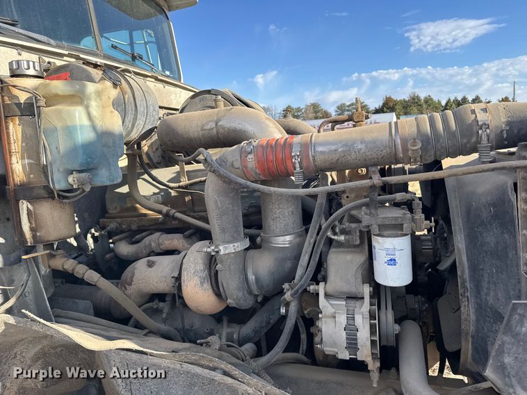 image for item FB7148 1994 International 9400 semi truck