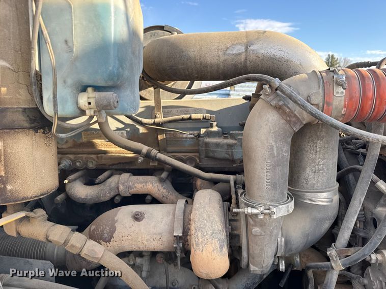 image for item FB7148 1994 International 9400 semi truck
