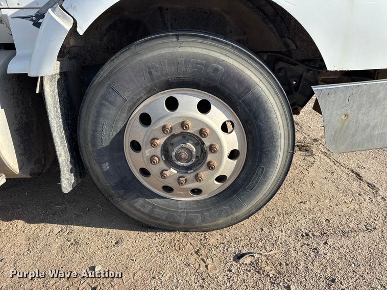 image for item FB7148 1994 International 9400 semi truck