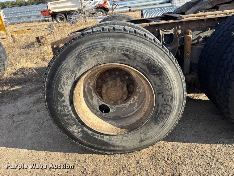 image for item FB7148 1994 International 9400 semi truck
