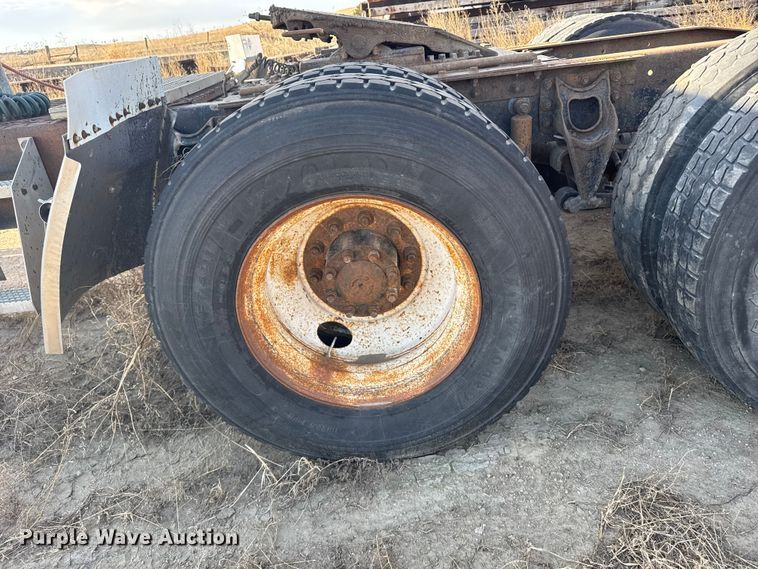 image for item FB7148 1994 International 9400 semi truck