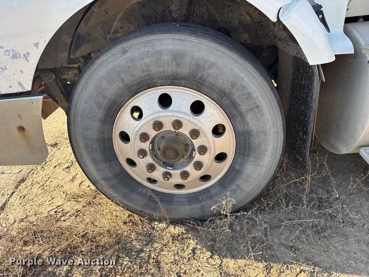 image for item FB7148 1994 International 9400 semi truck