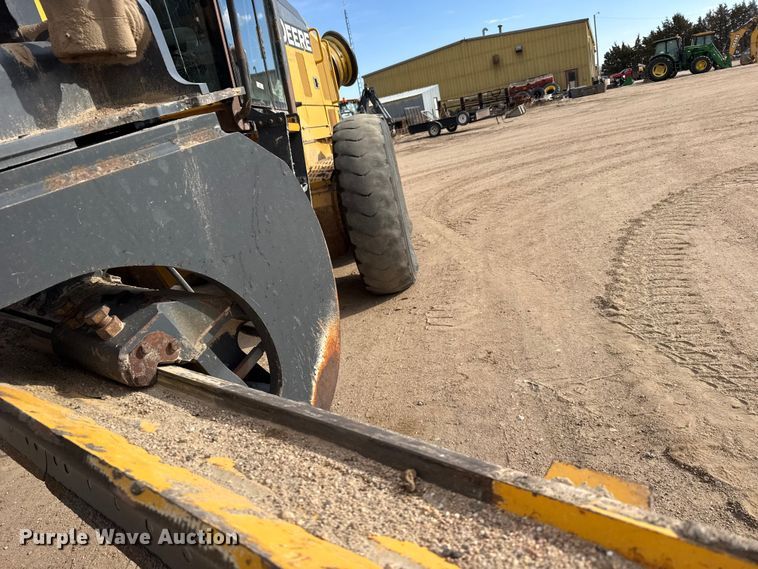 image for item FB7150 2014 John Deere 670G motor grader