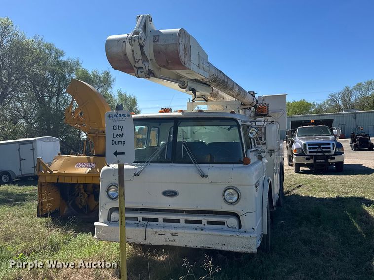 image for item FB7190 1988 Ford C8000 bucket truck