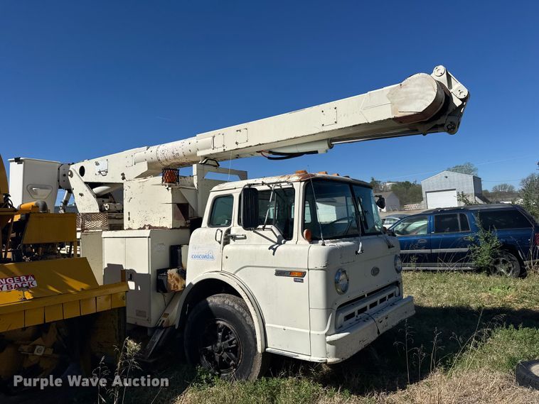 image for item FB7190 1988 Ford C8000 bucket truck