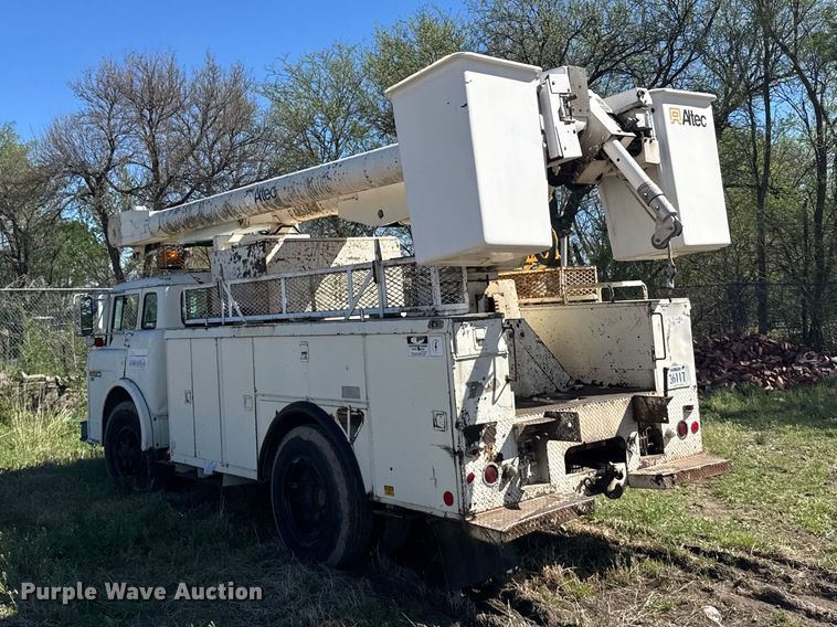 image for item FB7190 1988 Ford C8000 bucket truck