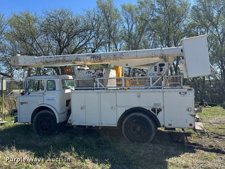 image for item FB7190 1988 Ford C8000 bucket truck