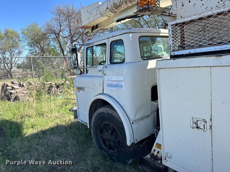 image for item FB7190 1988 Ford C8000 bucket truck