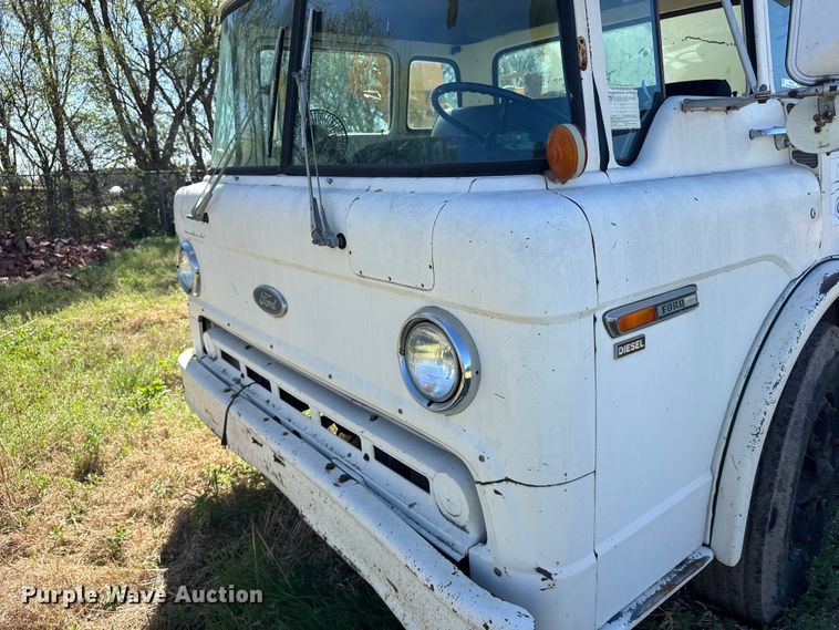 image for item FB7190 1988 Ford C8000 bucket truck