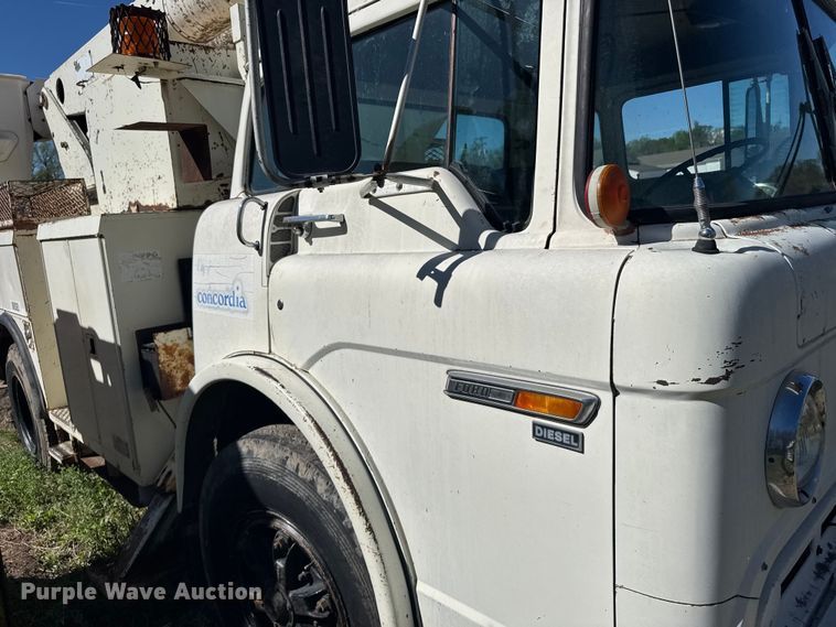 image for item FB7190 1988 Ford C8000 bucket truck