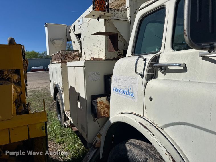 image for item FB7190 1988 Ford C8000 bucket truck