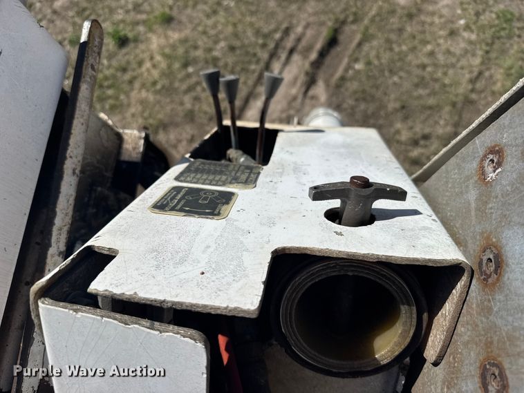 image for item FB7190 1988 Ford C8000 bucket truck