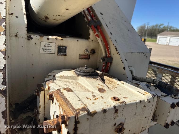 image for item FB7190 1988 Ford C8000 bucket truck