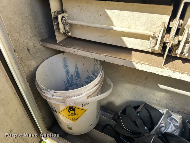 image for item FB7190 1988 Ford C8000 bucket truck