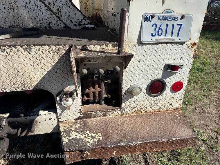 image for item FB7190 1988 Ford C8000 bucket truck