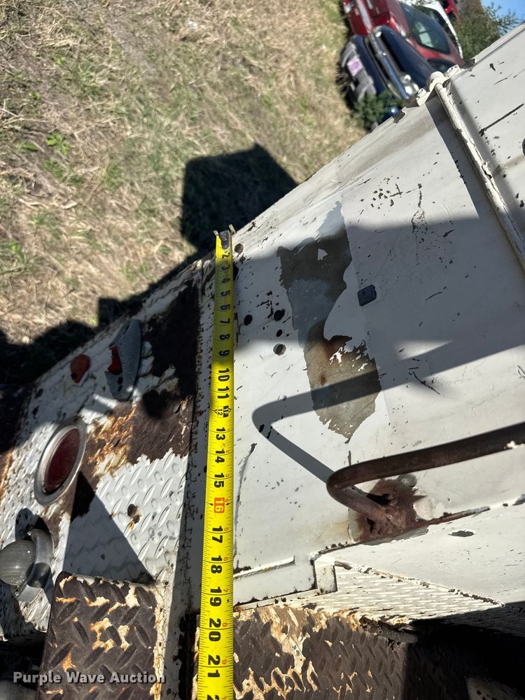 image for item FB7190 1988 Ford C8000 bucket truck