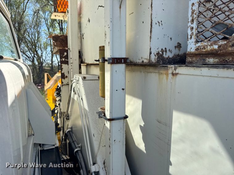 image for item FB7190 1988 Ford C8000 bucket truck