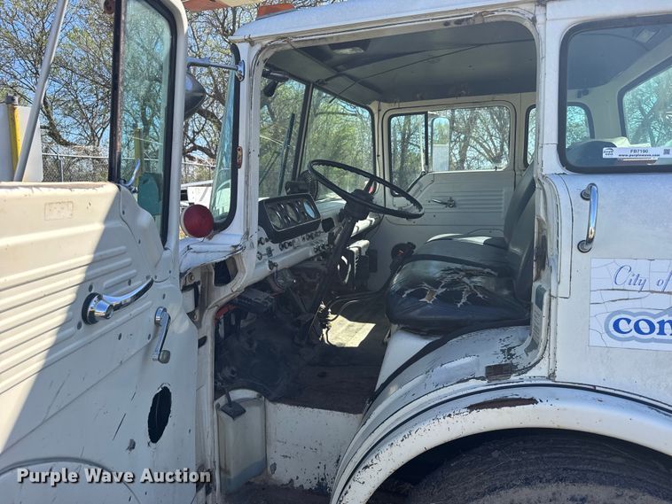 image for item FB7190 1988 Ford C8000 bucket truck