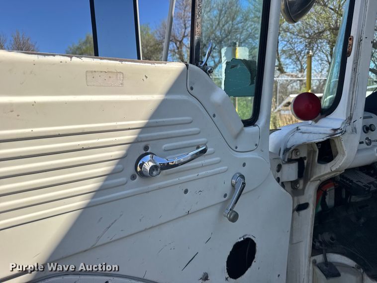 image for item FB7190 1988 Ford C8000 bucket truck