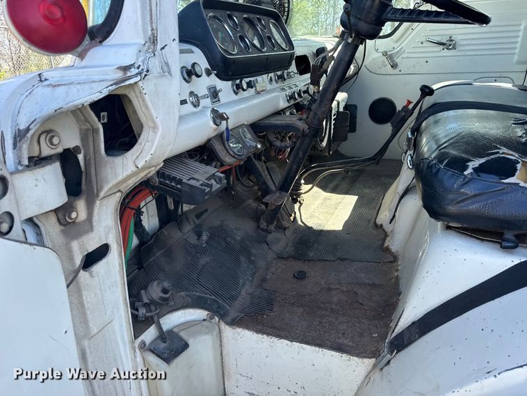 image for item FB7190 1988 Ford C8000 bucket truck