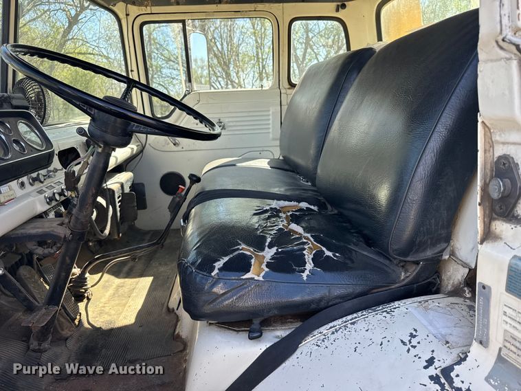 image for item FB7190 1988 Ford C8000 bucket truck