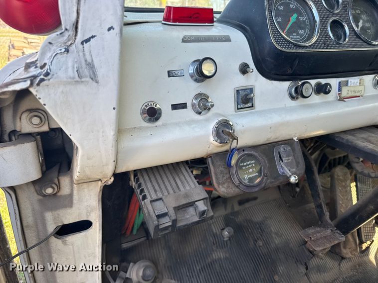 image for item FB7190 1988 Ford C8000 bucket truck