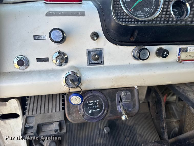 image for item FB7190 1988 Ford C8000 bucket truck