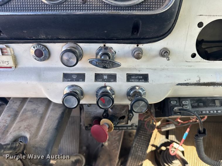 image for item FB7190 1988 Ford C8000 bucket truck