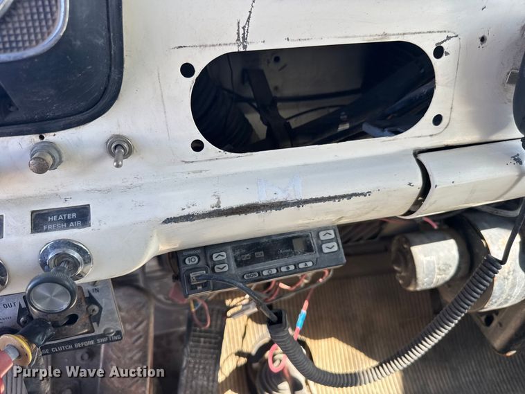 image for item FB7190 1988 Ford C8000 bucket truck