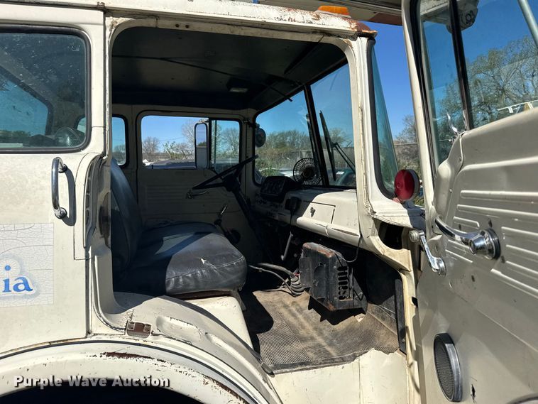image for item FB7190 1988 Ford C8000 bucket truck
