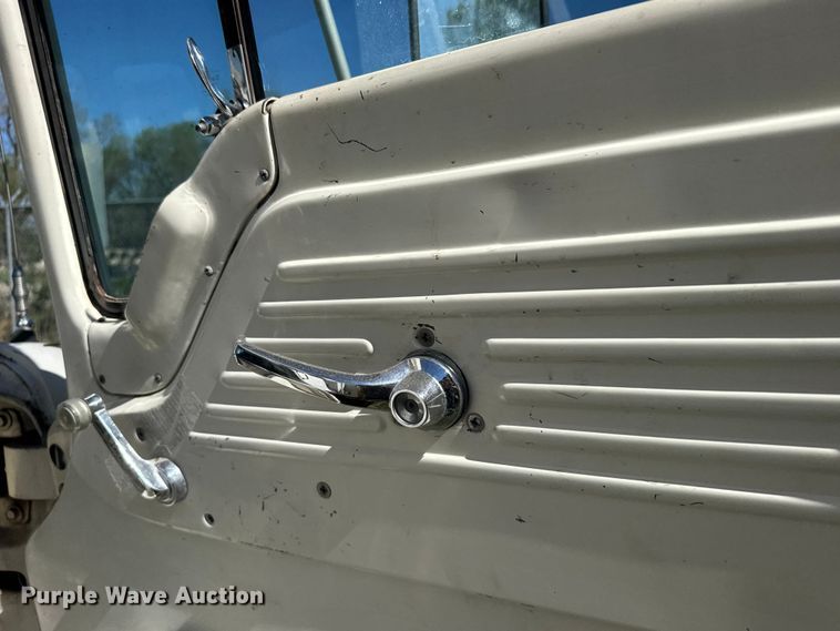 image for item FB7190 1988 Ford C8000 bucket truck