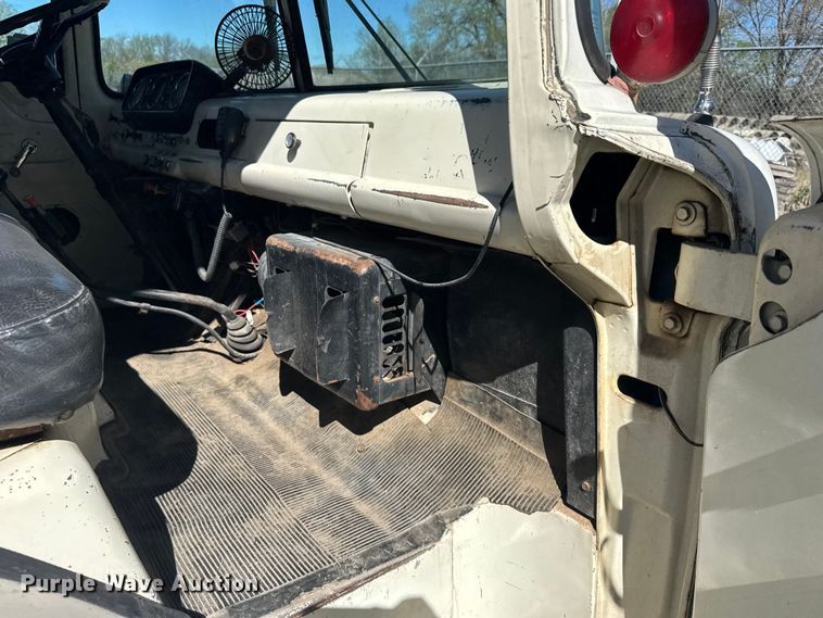 image for item FB7190 1988 Ford C8000 bucket truck