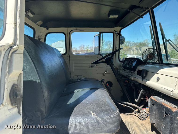 image for item FB7190 1988 Ford C8000 bucket truck