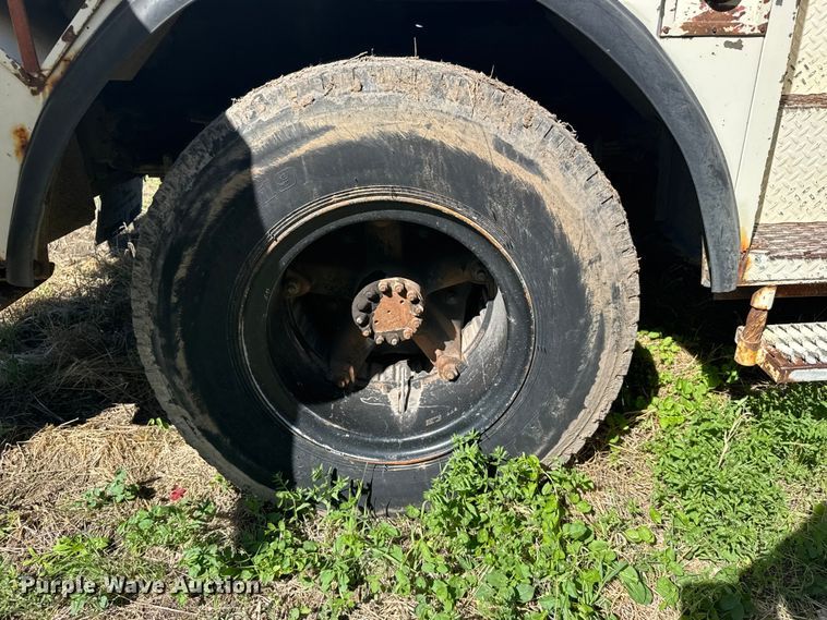 image for item FB7190 1988 Ford C8000 bucket truck