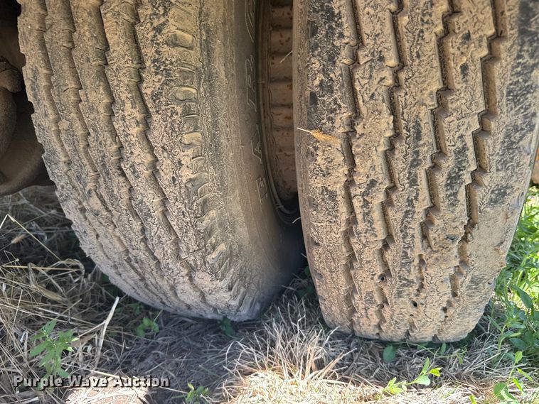 image for item FB7190 1988 Ford C8000 bucket truck