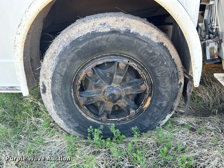 image for item FB7190 1988 Ford C8000 bucket truck