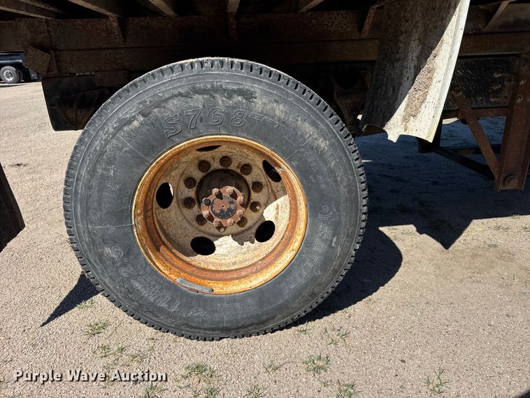 image for item FB7191 2006 Ford F650 Super Duty dump truck