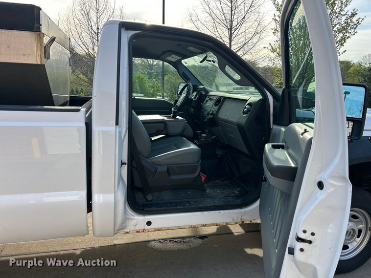 image for item FC5378 2016 Ford F350 Super Duty XL pickup truck