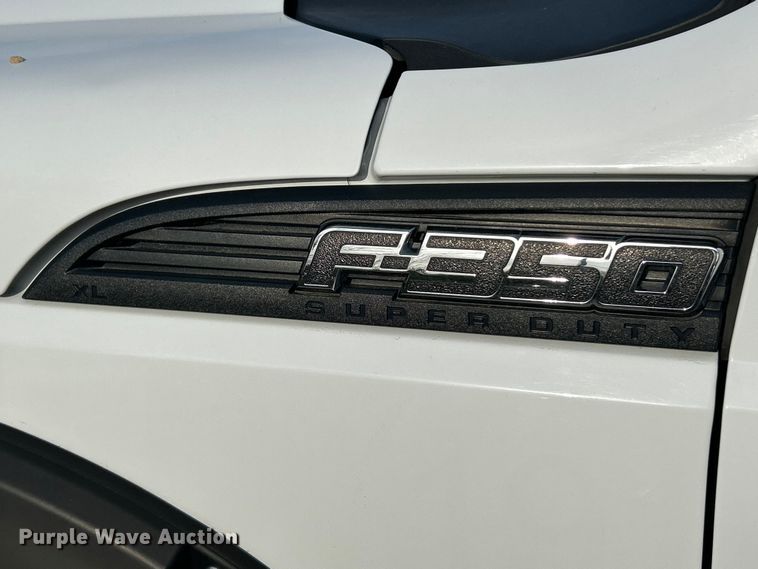 image for item FC5378 2016 Ford F350 Super Duty XL pickup truck