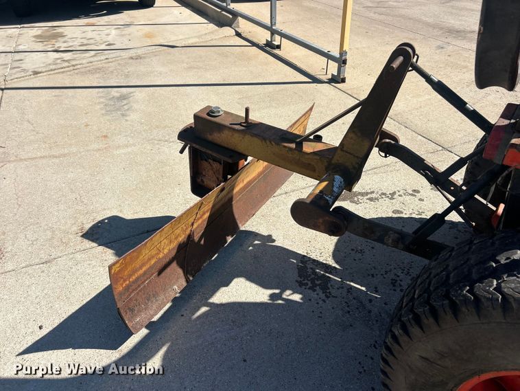 image for item FC5427 Kubota B7500D tractor