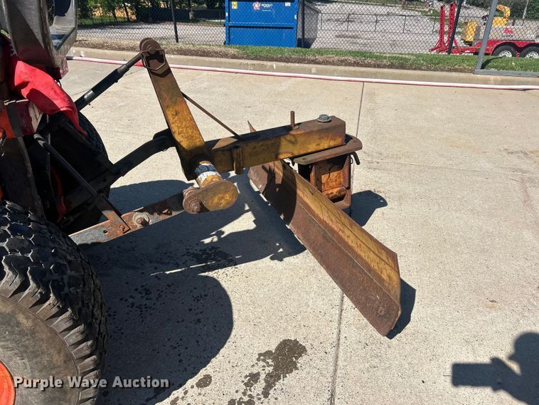 image for item FC5427 Kubota B7500D tractor