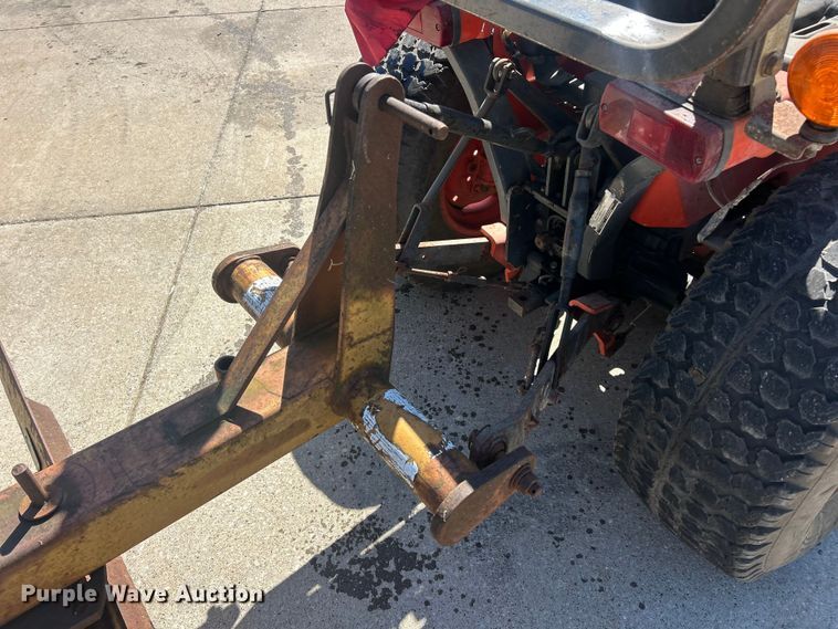 image for item FC5427 Kubota B7500D tractor