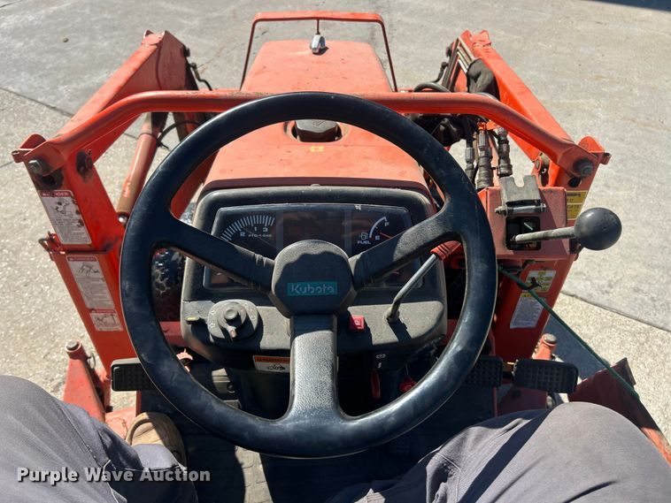 image for item FC5427 Kubota B7500D tractor