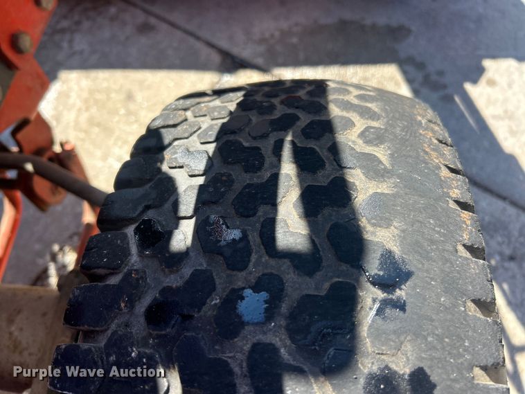 image for item FC5427 Kubota B7500D tractor