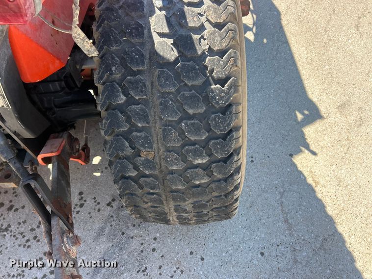 image for item FC5427 Kubota B7500D tractor