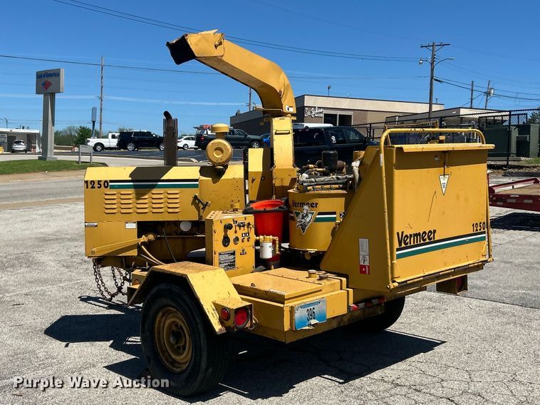 image for item FC5428 1994 Vermeer 1250BC wood chipper